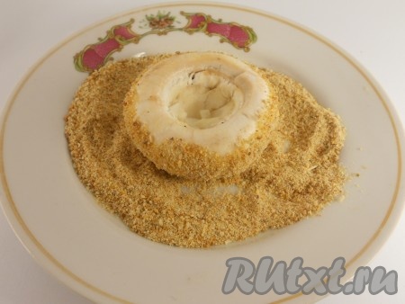 Сразу же обвалять в панировочных сухарях.