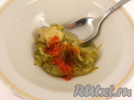 Приготовить начинку: маринованные огурцы натереть на крупной терке, отжать жидкость. Добавить горчицу и паприку, посолить по вкусу, хорошо перемешать.