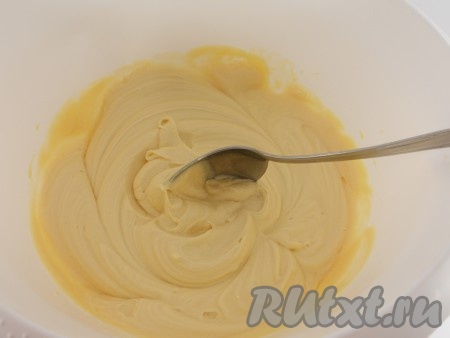 Приготовить крем, для этого взбить миксером сливочное масло комнатной температуры (для того чтобы масло было комнатной температуры, его нужно заранее достать из холодильника) со сгущёнкой до однородной, пышной массы.