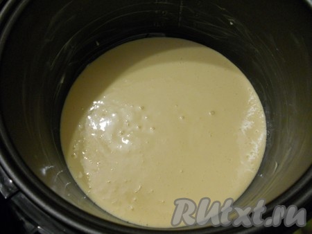 Вылить в чашу подготовленное тесто, крышку мультиварки закрыть.