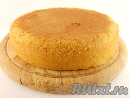 Перевернуть готовый бисквит на решётку и дать полностью остыть.