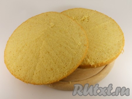 Разрезать остывший бисквит на 2 части.