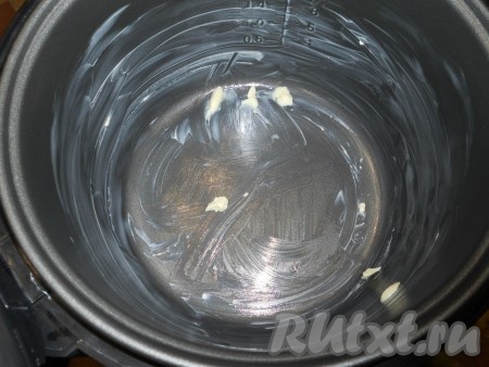 Чашу мультиварки смазать внутри сливочным маслом.