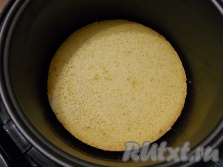 Выпекать бисквит, замешанный на кипятке, на режиме мультиварки "Выпечка" 45 минут, затем оставить на режиме "Подогрев" ещё на 10 минут. Открыть крышку мультиварки, дать бисквиту немного остыть.