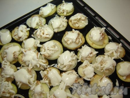 Смажьте каждый кружочек майонезом, который после запекания в сочетании с сыром сделает баклажаны более сочными. Делать это надо аккуратно, чтобы именно на отдельном&nbsp; кружочке баклажана располагались лук, сыр и майонез. Только в этом случае каждый&nbsp; баклажанчик станет самостоятельной частью закуски, и можно будет брать баклажаны по одному, а не по 2 – 3 одновременно (что сможет слегка испортить эстетический вид нашей закуски).