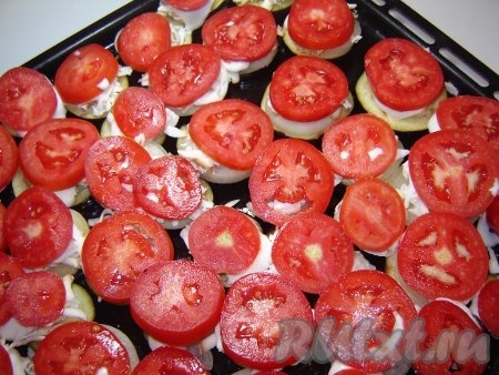 Поверх майонеза аккуратно выложить на каждый кусочек баклажана кружок помидора. Помидоры слегка присолить.