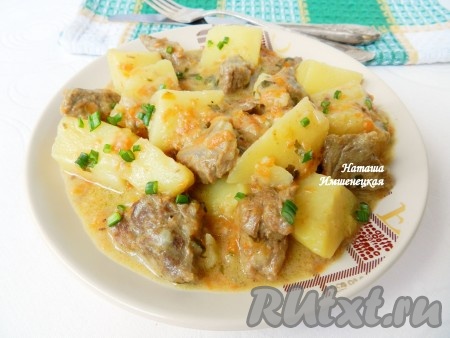 Вкусное рагу из говядины с картофелем готово.