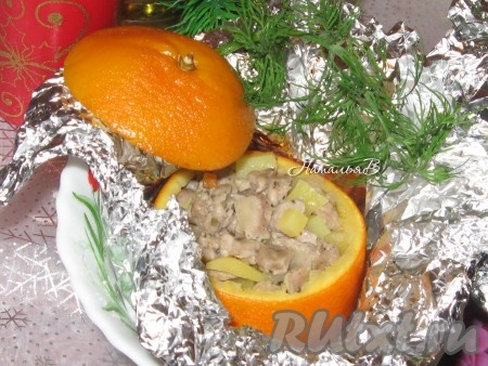 Готовые "бочонки" достать и до подачи оставить в фольге. Перед подачей украсить зеленью, можно переложить на тарелочку, а можно подать прямо в фольге.
