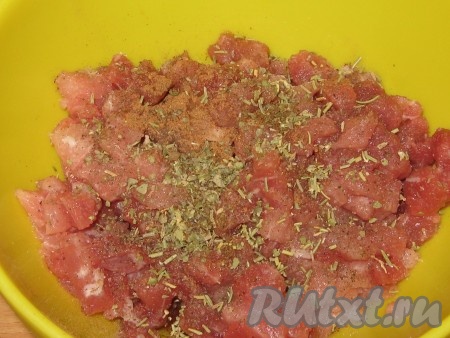 Мясо хорошо промыть, срезать жирок, обсушить и нарезать маленьким кубиком, посолить, поперчить, добавить специи (у меня - розмарин сушеный, майоран сушеный, мускатный орех молотый, кориандр молотый), перемешать, поставить минимум на 1 час в холодильник.