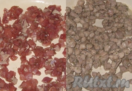 На сковороде с небольшим количеством масла (можно и без него) слегка обжарить мясо до исчезновения розового цвета, переложить в блюдо.