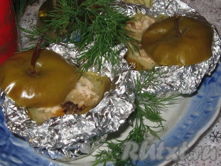 Готовые горшочки достать и оставить завернутыми в фольге до подачи, подавать прямо в фольге, чуть отвернуть ее, украсить зеленью. Вкусное, сытное и в тоже время легкое блюдо станет украшением вашего праздничного стола в качестве горячего. 