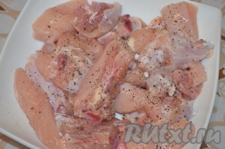 Для этого блюда можно взять и куриное филе, и мясо, срезанное с любых частей курицы (я взяла и несколько кусочков с косточками, но лучше брать мясо без костей). Куриное мясо вымыть, обсушить, нарезать на небольшие кусочки (я нарезала на кусочки примерно по 30 грамм). Немного посолить мясо (добавляя соль, учитывайте солёность соевого соуса, который использовался при приготовлении "Терияки") и поперчить.