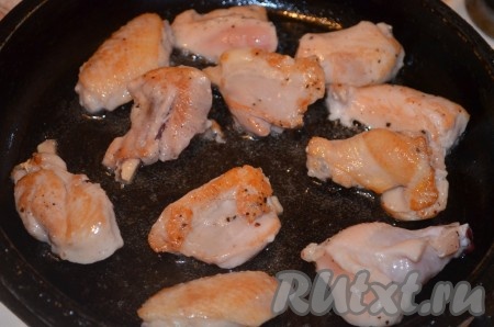 Я обжаривала минут по 5 с каждой стороны. Всё мясо сразу у меня на сковороду не помещается. Поэтому я обжаренное мясо перекладываю на тарелку. А на сковороду снова выкладываю на некотором расстоянии оставшиеся кусочки филе курицы и тоже их обжариваю до готовности.