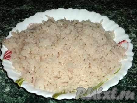 Мясо отделить от костей и пропустить через мясорубку с мелкой сеткой.
