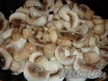 Грибы порезать на кусочки.
