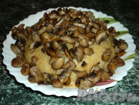 Грибы немножко остудить и добавить к фаршу. Добавить яйцо, посолить, поперчить, всё хорошо перемешать.