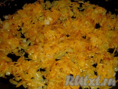 В сковороде разогреть растительное масло, выложить морковку с луком и обжарить на среднем огне, иногда помешивая, до золотистого цвета.