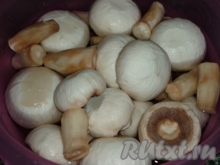 Шампиньоны очистить, помыть.
