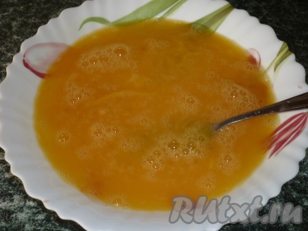 Приготовить кляр, для этого яйца разбить в глубокую тарелку (или миску), добавить соль, перец и хорошо взбить венчиком (или вилкой).