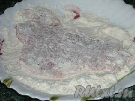 Каждую отбивную обвалять в муке с двух сторон.