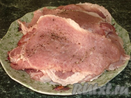 Каждую отбивную посолить и поперчить по вкусу.