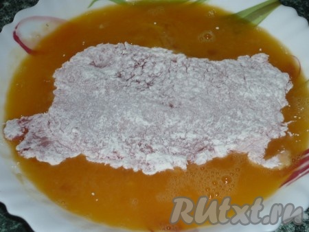 А затем с двух сторон окунуть в яичный кляр.