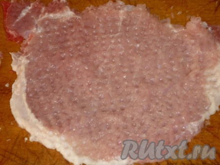 Каждый кусочек свинины хорошо отбить кулинарным молоточком. Я сперва отбиваю немного с одной стороны, а потом переворачиваю и отбиваю с другой стороны, получается достаточно ровно отбитое мясо, примерно одинаковое по толщине.