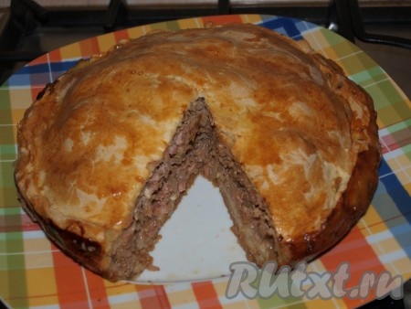 Начинка пирога может показаться красноватой - ничего страшного, это из-за томатной пасты.
