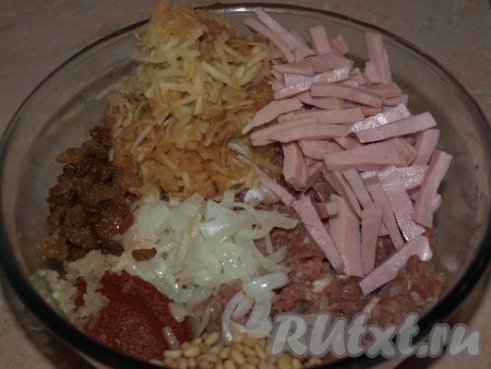 Смешать мясной фарш с чесноком, томатной пастой, цедрой, жареным луком, яблоком, орешками, изюмом и ветчиной. Приправить солью и перцем.