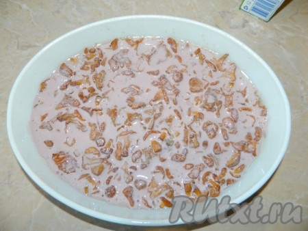 Залить этой смесью грибы.