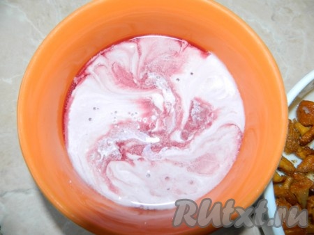 Смешать вино и сливки.