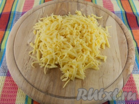 Сыр натереть на крупной терке.