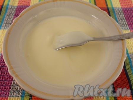 Сметану смешать с майонезом.