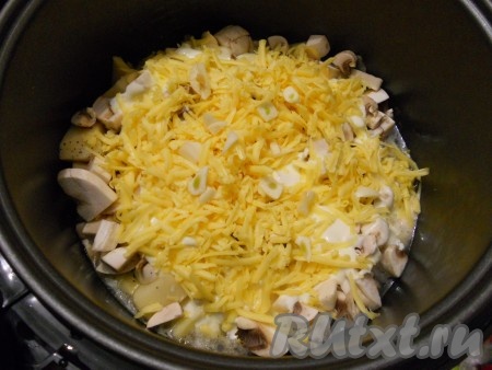 На картофель выложить шампиньоны. Влить 3 мультистакана (или 480 мл) воды. Полить сверху сметанно-майонезной смесью, посыпать тертым сыром и добавить чеснок, порезанный небольшими кусочками.
