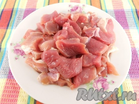 Свинину порезать средними кусочками.