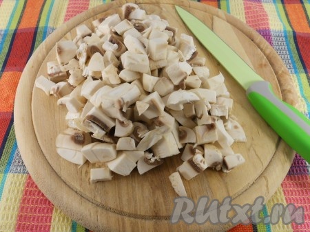 Шампиньоны нарезать небольшими кусочками.