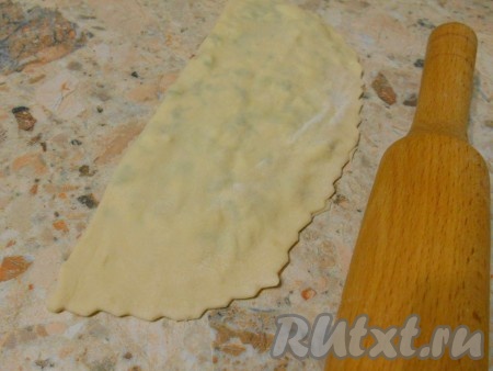 Сторону с начинкой накрыть чистой стороной лепёшки, хорошо прижать края. Аналогично подготовить все 5 заготовок чуду с творогом и зеленью.