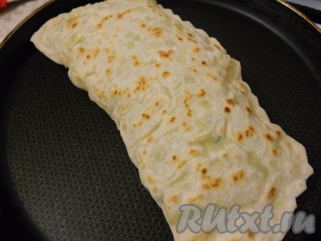 Жарить чуду с творогом и зеленью на разогретой сухой сковороде с двух сторон до коричневых пятен. Жарятся лепёшки быстро.