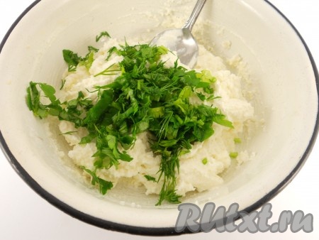 Пока тесто "отдыхает", приготовим начинку для чуду. Яйцо нужно отварить в течение 10 минут с момента закипания воды, после этого остудить и очистить. Свежую зелень можно взять любую, у меня - петрушка, укроп и зелёный лук. Зелень нужно промыть водой, немного обсушить, мелко нарезать. Творог выложить в миску, добавить нарезанную зелень (я вначале добавила укроп и петрушку), перемешать.