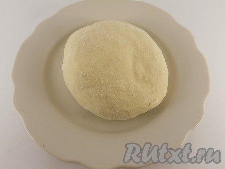 Прежде всего нужно замесить тесто для чуду. Для этого в миску нужно влить 100 миллилитров холодной воды, всыпать соль, перемешать. Начать частями добавлять муку, каждый раз хорошо вмешивая её. Вначале перемешивать тесто столовой ложкой, а как только в процессе добавления муки оно начнёт собираться в ком, продолжать вымешивать его руками. Всыпая понемногу муку, учитывайте, что тесто должно получиться в меру мягким, не липнущим к рукам. Как только получили тесто для чуду нужной консистенции, значит больше добавлять муку не нужно. Накрыть тесто пищевой плёнкой и поместить в тёплое место на 30 минут.