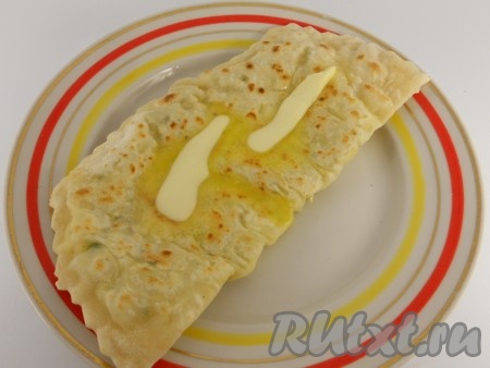 Выкладывать готовые чуду на тарелку и сразу же, пока они горячие, обильно смазывать сливочным маслом.