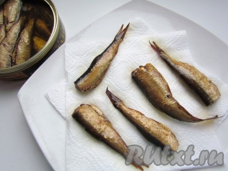 Шпроты выложить на бумажную салфетку, чтобы удалить излишки масла.