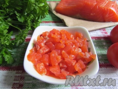 Форель нарежьте мелкими кубиками.