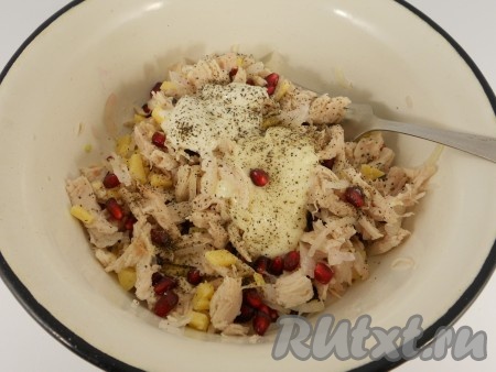 Салат посолить и поперчить по вкусу, заправить майонезом или сметаной (можно и тем, и другим 1:1).