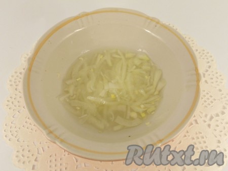 Лук нарезать тонкими полукольцами или кусочками. Залить горячей водой и добавить уксус. Оставить на 20-30 минут для маринования.