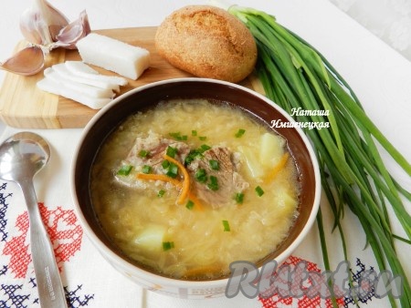 Вкусный, сытный и наваристый украинский капустняк готов.