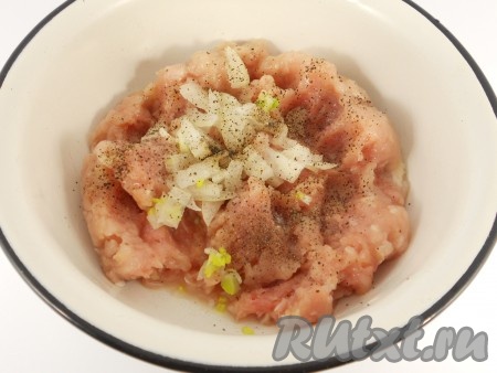 Лук очистить. Ломтики белого хлеба замочить в молоке и оставить на несколько минут, затем отжать от лишнего молока. К фаршу добавить мелко нарезанный лук, посолить и поперчить, перемешать.