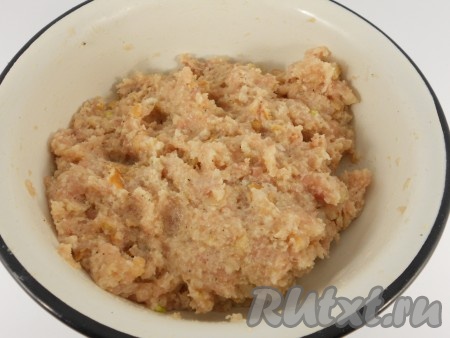 В фарш вбить яйцо, добавить белый хлеб, отжатый от молока. Хорошо фарш перемешать.