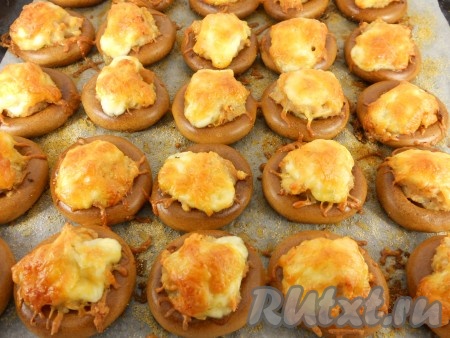 Запекать бублики в предварительно разогретой до 170-180 градусов духовке в течение 25-30 минут.