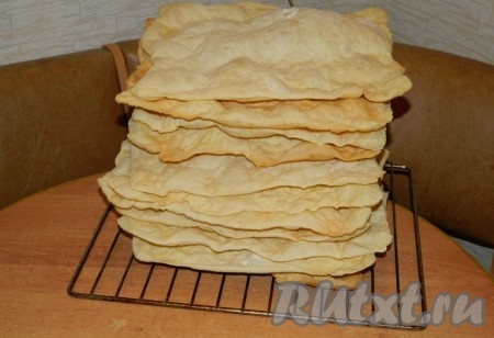 Постепенно выпекаем все 12 коржей и даём им остыть. В общей сложности на выпечку у меня ушло 2,5 часа.